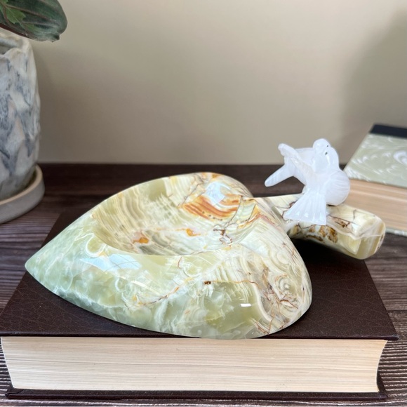 Vintage Hollywood Regency Heart-Shaped Onyx Ashtray with Doves Glam Decor - Picture 4 of 11